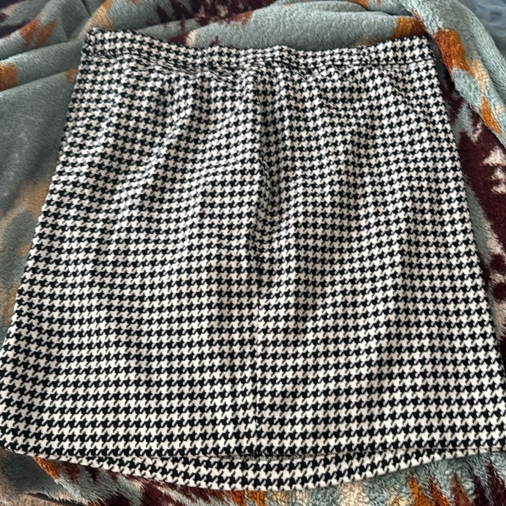 Very gently used Calvin Klein houndstooth skirt, size 18W